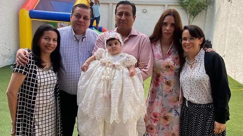 Los invitados consintieron y apapacharon a la recién bautizada.